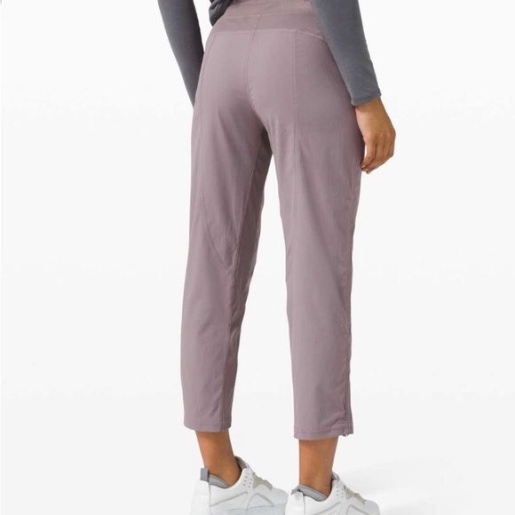 Lululemon sz 8 Dance Studio Crop *25" Lunar Rock, excellent condition like new - Picture 10 of 13